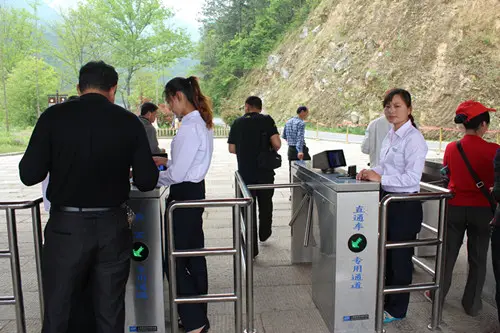 那么景區通道閘如何選擇？景區通道閘選擇要注意哪些問題？